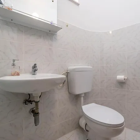 Apartments Zirje 3*