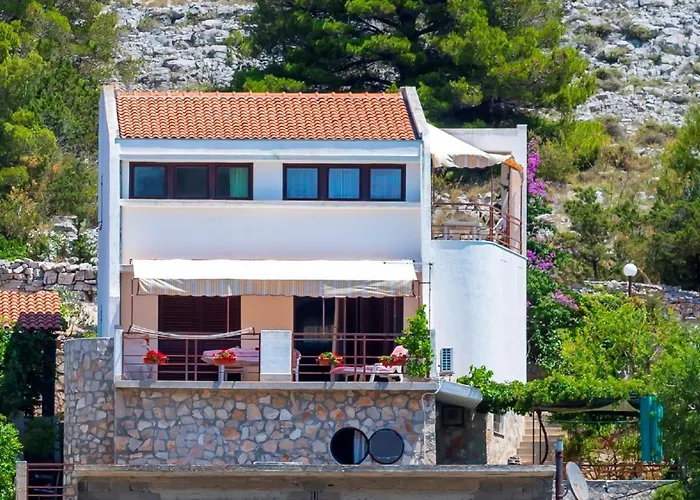 Apartments Zirje בית הארחה 3*