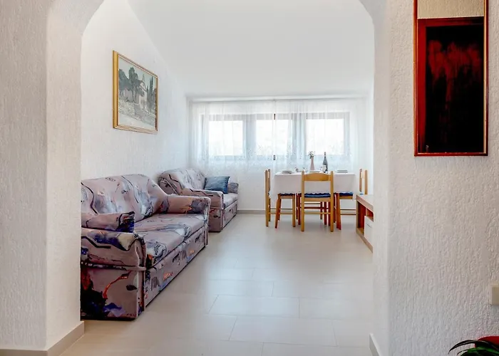 Apartments Zirje בית הארחה 3*
