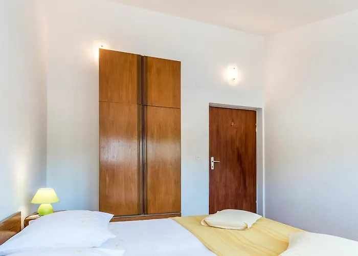 Apartments Zirje בית הארחה Žirje