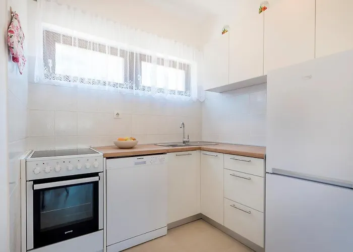 Apartments Zirje בית הארחה Žirje