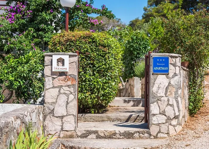 Apartments Zirje בית הארחה