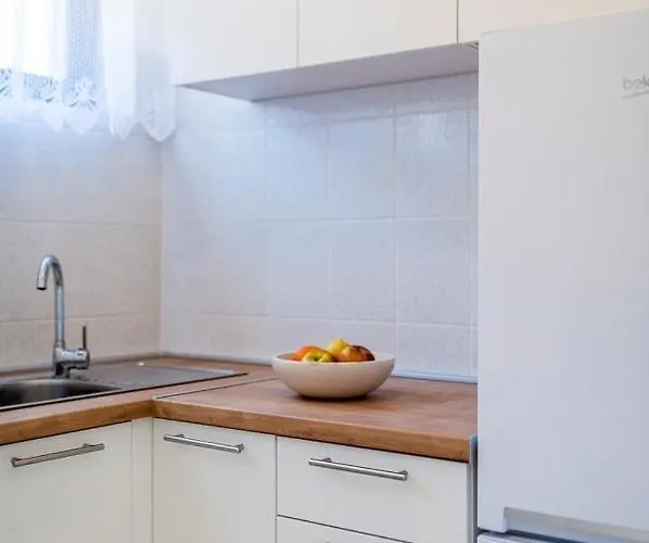 Apartments Zirje בית הארחה