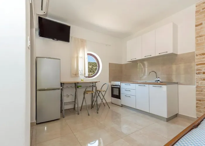 Apartments Zirje בית הארחה Žirje