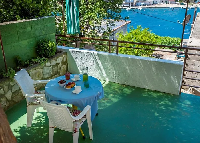 Apartments Zirje בית הארחה