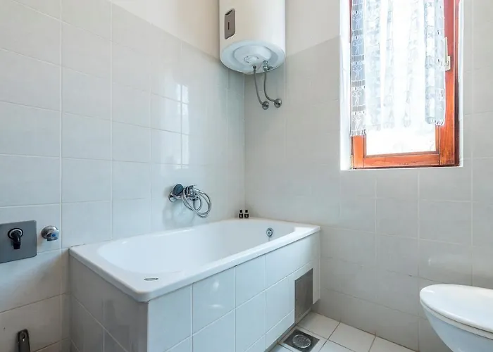Apartments Zirje בית הארחה 3*